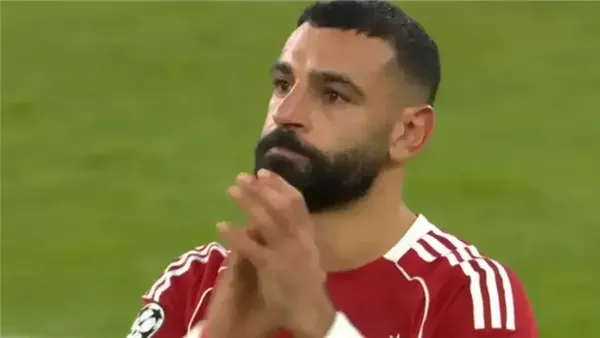 محمد صلاح يعبّر بدموعه عن أثر هزيمة ليفربول الثقيلة أمام آيندهوفن في دوري أبطال أوروبا