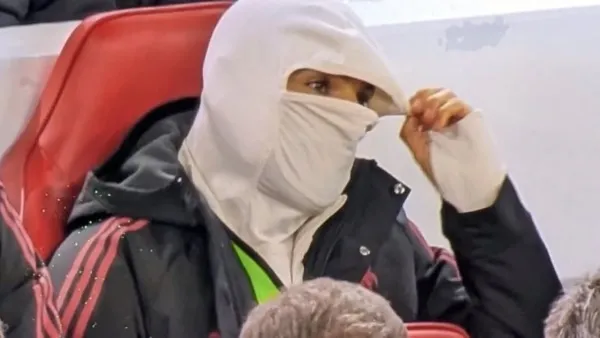 محمد صلاح يقبع بقناع أبيض على مقاعد بدلاء ليفربول أمام سندرلاند ويثير التساؤلات حول وضعه الفني