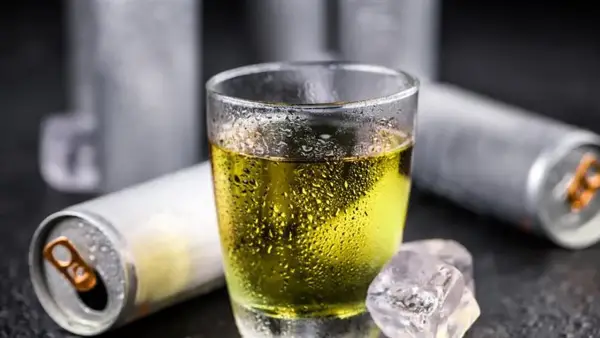 مشروب النشاط المضر بالكبد يضاعف مخاطر الفشل الكبدي عند الشباب