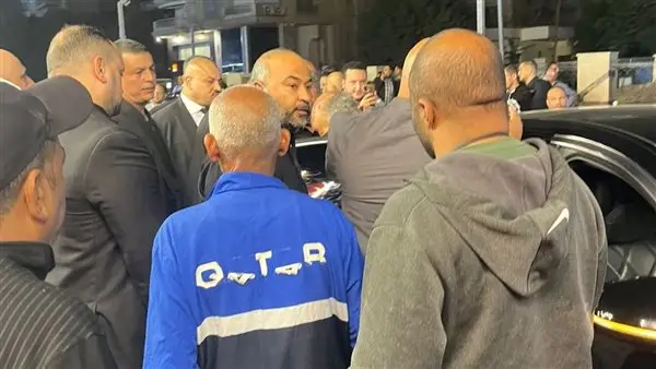 مشهد إنساني يمحو التعصب.. نجوم الأهلي والزمالك يلتفون حول محمد صبري في عزاء نجله.