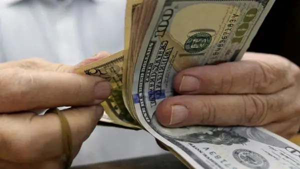 مفاجأة في سوق النقد.. شكد 100 دولار هسه مقابل الدينار العراقي؟