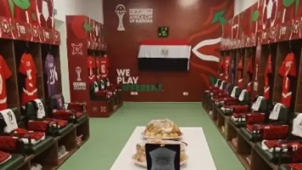 شاهد غرفة ملابس منتخب الفراعنة بملعب أدرار قبل مواجهة جنوب أفريقيا
