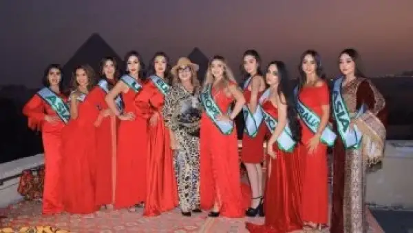 ملكات جمال من 5 قارات يخترن الأهرامات لإطلالة تجمع بين التاريخ والجمال.
