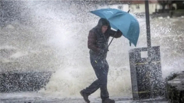 منخفض جوي شديد يضرب مصر والأرصاد تحدد ذروة الأمطار ورياح تضرب الملاحة البحرية