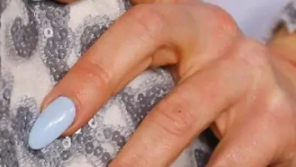 من النيود إلى الأحمر الداكن.. 6 ألوان مانيكير ترفع مستوى إطلالتك في حفلات الزفاف.