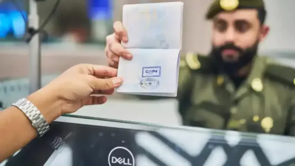 مهلة 30 يوماً لمنتهيي التأشيرات تنقذ عشرات آلاف المقيمين من مخالفات في الجوازات السعودية