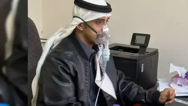 موظف سعودي يستخدم أنبوب الأكسجين منذ 37 عاماً نتيجة مرض مزمن يتحدى الظروف الصعبة