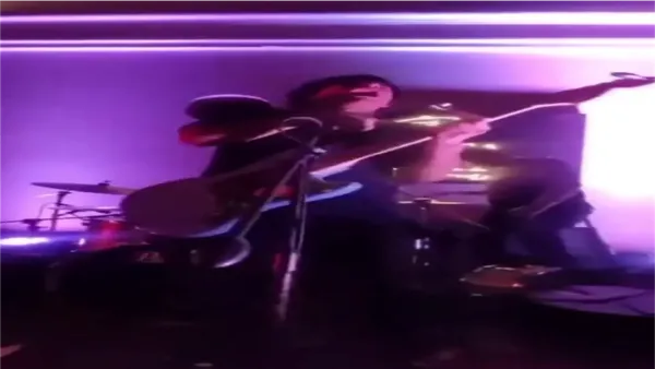 ميكروفون يصعق المغني كارلوس سواريز ويسبب له حروقًا بليغة أثناء حفله في بيرو