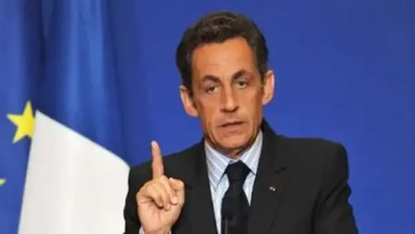 نيكولا ساركوزي يعود إلى شوارع منتون بعد الإفراج عنه من السجن