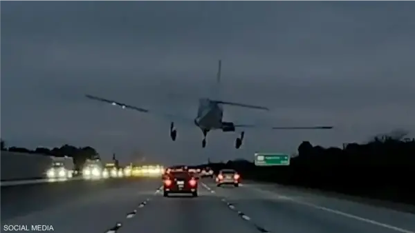 هبوط اضطراري لطائرة فوق سيارة على الطريق السريع في فلوريدا بسبب عطل في المحرك