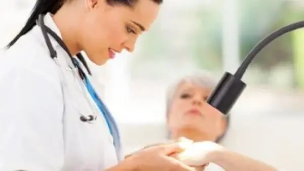 هجمات الصدفية في الشتاء.. كيف تحمي بشرتك من الجفاف والتهيج الموسمي؟