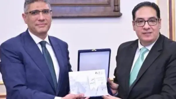 هوية بصرية جديدة.. رئيس جامعة القاهرة يسلم محافظ الجيزة الدليل الاسترشادي المرتقب
