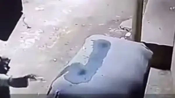 واقعة سوهاج.. شاهد لحظة تورط مواطن بإشعال النيران في مركبة توكتوك وتفاصيل ضبطه