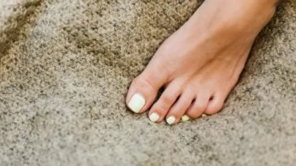 وخز وتنميل أصابع القدمين.. عرض غير متوقع يكشف نقص فيتامين ب12