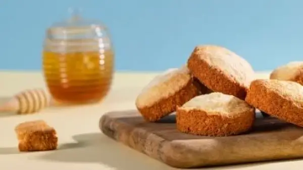 وداعاً للحلويات الجاهزة.. بسكوت العسل الصحي للمدرسة بمكونات من مطبخك