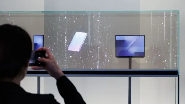 وداعًا للأجهزة اللوحية؟ هاتف سامسونج ثلاثي الطي يضع معيارًا جديدًا للأجهزة المحمولة.