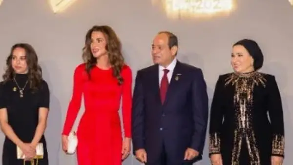 وراء إطلالة الملكة رانيا: قصة وتكلفة الفستان الذي حمل التراث الأردني لافتتاح المتحف الكبير