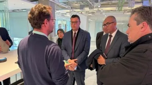 وزير الإسكان يعقد جلسة لتعزيز شراكة مشروعات المياه والتحلية مع «أكسيونا» الإسبانية