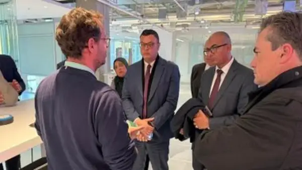 وزير الإسكان يعقد جلسة لتعزيز شراكة مشروعات المياه والتحلية مع «أكسيونا» الإسبانية