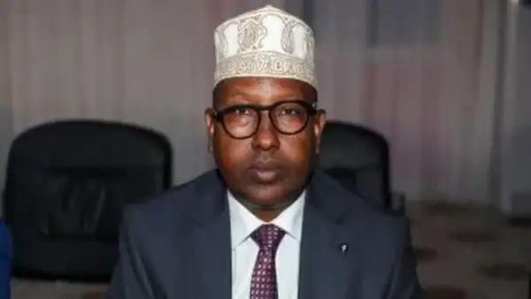 وزير الدفاع الصومالي يحذر ترامب من تحويل الانتباه عن وعوده الانتخابية بسبب الملف الصومالي