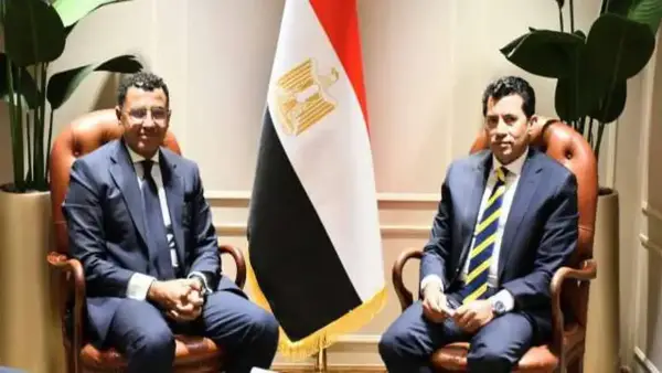 وزير الرياضة يناقش تحديات التسويق الرياضي للاعبين مع خبراء المجال