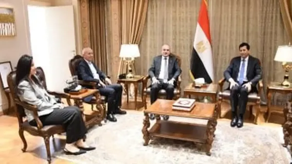 وزير الشباب والرياضة يعقد لقاءً مع رئيس الاتحاد الدولي للسلاح لتعزيز التعاون الرياضي الدولي