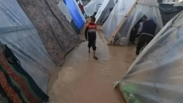 وضع غزة المأساوي: فيضانات تغمر آلاف خيام اللاجئين بمياه ملوثة وفق تقرير أونروا