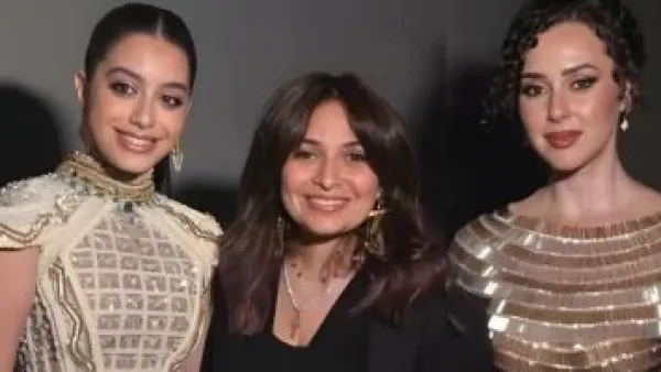 ياسمينا العبد وشيرين أحمد.. إطلالتان بتوقيع مصممة واحدة في ليلة افتتاح المتحف