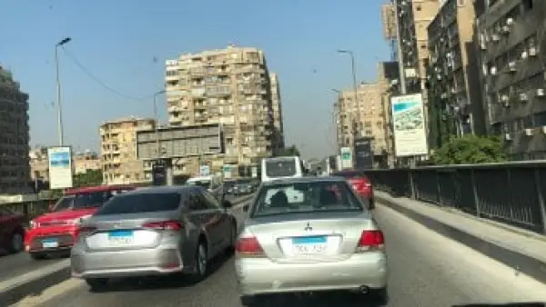 تحذير للسائقين.. كثافات مرورية متوسطة تضرب محاور وشوارع القاهرة والجيزة الأساسية