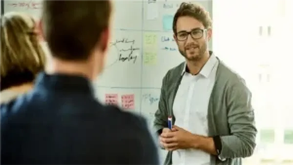 أبراج تعكس مثل «باب النجار مخلع»: خبرة النصيحة وسط متاعب الحياة الشخصية