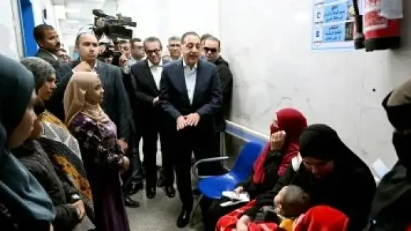 جولة ميدانية.. رئيس الوزراء يحاوره أهالي قرية الفهميين داخل مركز طب الأسرة