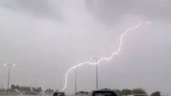 تقلبات الطقس في السعودية غدًا السبت تشمل أمطار رعدية ورياح نشطة وضباب يغطي عدة مناطق