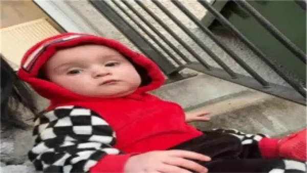 الرضيع البريطاني يفقد حياته اختناقا بعد التفاف رباط بدلة الشتاء حول عنقه