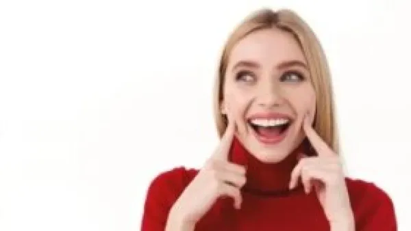 ابتسامة أكثر بياضًا: 5 طرق لتبييض الأسنان بمكونات طبيعية متوفرة في كل منزل