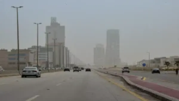 عواصف ترابية شديدة تجمّد الحركة وتعطل الرؤية في الشرقية وتفرض قيوداً على حياة السكان