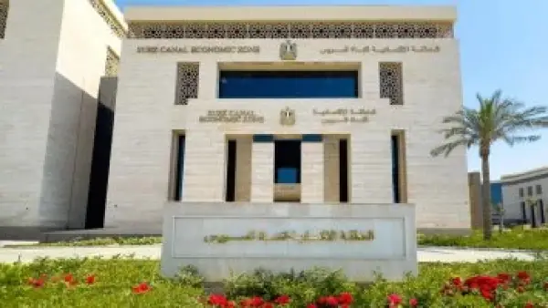 بيان رسمي.. اقتصادية قناة السويس توضح حقيقة رسو سفينة عسكرية بميناء بورسعيد