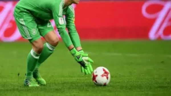 عودة تير شتيجن إلى تدريبات برشلونة تعيد الاستقرار إلى دفاع الفريق