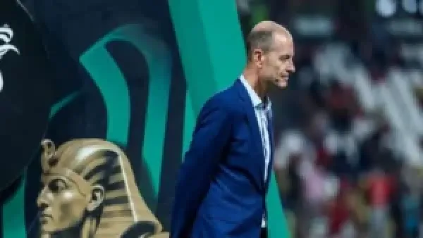 اجتماع توروب بلاعبي الأهلي يكشف الاستعدادات لمباراة الجيش الملكي