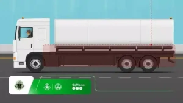 غرامة 2000 ريال.. المرور السعودي يحذر قائدي الشاحنات من مخالفة تجاوز المسارات المحددّدة