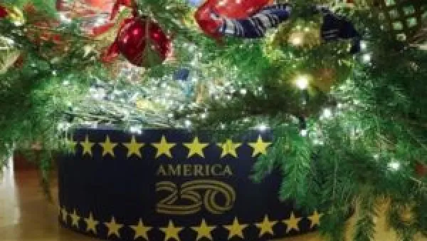 قائمة أسعار الكريسماس.. تكلفة شراء ملابس بابا نويل وزينة الاحتفالات في الأسواق المصرية