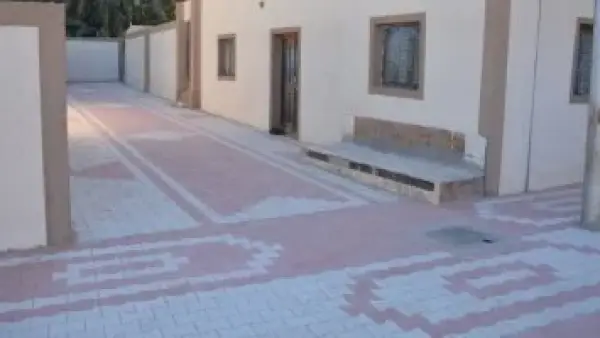 350 ألف متر.. الوادي الجديد تبدأ رصف 20 منطقة سكنية بالبلاط الأسمنتي المطور