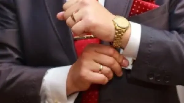 تفسير حلم لبس الذهب للرجل في المنام عند ابن سيرين يكشف بين التحذير والبشارة