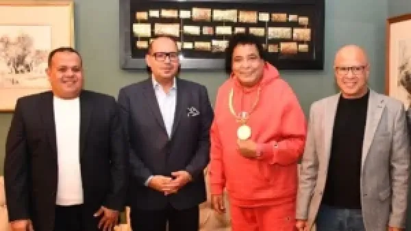 الكينج محمد منير يتسلم قلادة العظماء من رئيس اللجنة الأولمبية ياسر إدريس تعزيزًا للروابط بين الرياضة والفن في مصر