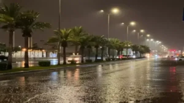 سيول يغمرون ينبع والمركز الوطني يرفع مستوى الإنذار الأحمر تحذيراً من مخاطر جمة