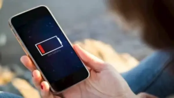 استنزاف بطارية الهاتف: 3 إعدادات افتراضية تفرغ شحن جهازك دون أن تشعر.