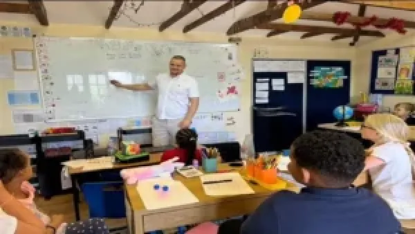 تمرد الأب البريطاني على نظام التعليم التقليدي ببناء فصل منزلي لتعليم أولاده المال وريادة الأعمال