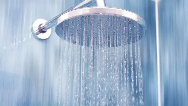 تحذير طبي.. مخاطر الاستحمام بالماء الساخن وتأثيره المفاجئ على حيوية البشرة