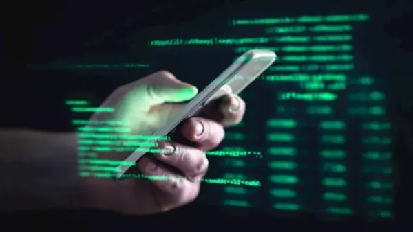 تحذير رسمي.. 5 إجراءات من تنظيم الاتصالات عند اشتباه اختراق هاتفك المحمول