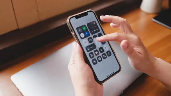 تسريبات آيفون 17.. انقسام واسع حول ميزات الخصوصية وهواجس المراقبة الجديدة