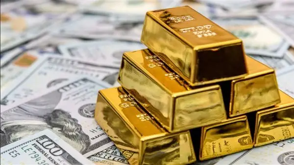 أيهما تفوق؟.. استثمار 200 ألف جنيه في الذهب مقابل الدولار خلال عام 2025